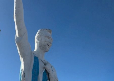 Cidade argentina inaugura estátua de Messi mais alta do mundo; veja