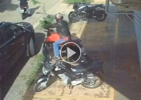 Em 24 segundos, ladr&atilde;o leva moto estacionada em cal&ccedil;ada de UPA