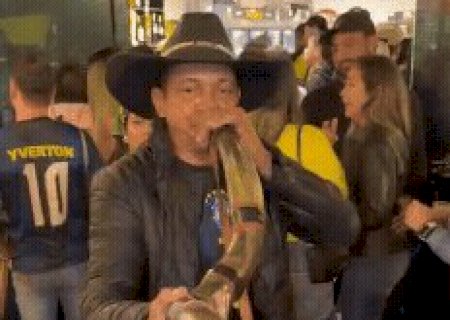 Nada de vuvuzela: boiadeiro toca berrante para torcer pelo Brasil