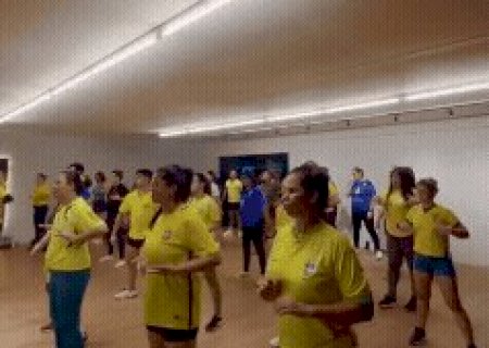 Entre um passinho e outro, turma manda energia para a Sele&ccedil;&atilde;o