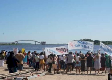 Mobiliza&ccedil;&atilde;o re&uacute;ne mais de 300 pessoas contra hidrovia no Rio Paraguai