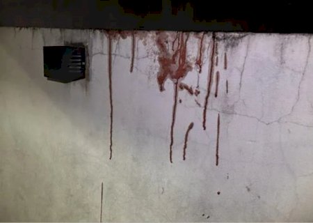 Frentista &eacute; baleado por dupla de capacete e foge pulando muros
