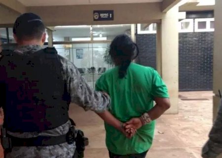 Condenada por matar o ex-marido com facada no peito &eacute; presa amea&ccedil;ando atual