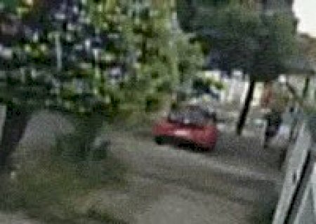 C&acirc;mera mostra suspeito saindo com filho antes de mulher ser encontrada morta