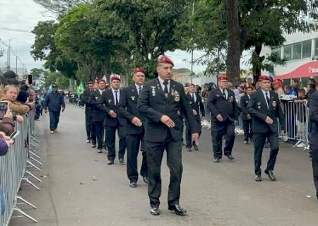 Desfile c&iacute;vico re&uacute;ne escolas, militares e at&eacute; paraguaios em Ponta Por&atilde;