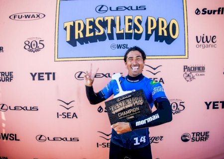 WSL: Miguel Pupo vence Kanoa Igarashi com virada no fim e é campeão em Trestles