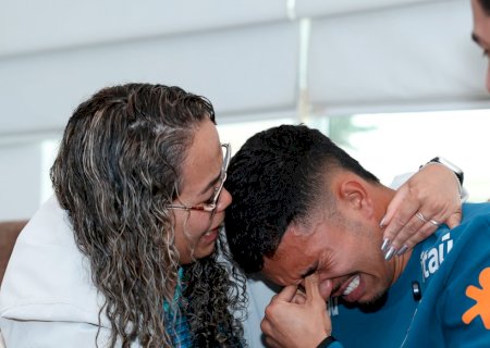 Arthur Dias, do Athletico, chora ao ser convocado pela primeira vez para a seleção brasileira; veja