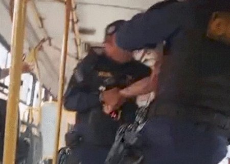 Guarda diz que passageiro reagiu com chutes antes de tiro de borracha