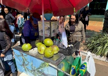 Ap&oacute;s desfile cancelado em agosto, ambulantes faturam com 7 de Setembro