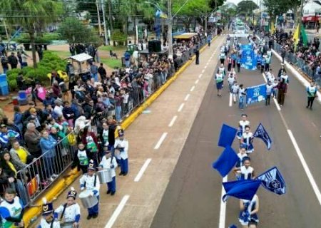 Vinte e dois mil douradenses enfrentam frio para ver desfile c&iacute;vico